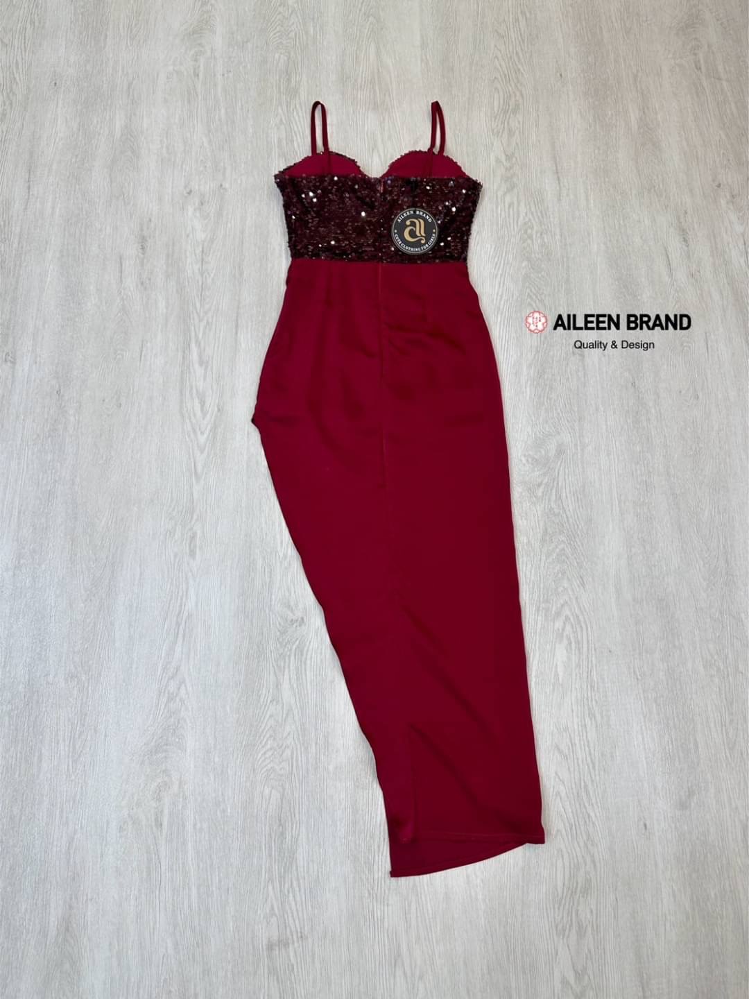 เดรสยาว ท่อนบนสายสปาเก็ตตี้ตีเกร็ดล๊อคทรงแบบคอร์เซ็ท ปักเลื่ิอมทั้งตัว ( เสริมฟองน้ำและซิปหลังซ่อนอย่างดี ) ช่วงกระโปรงแต่งด้วยผ้าสีพื้นจับจีบไขว้ด้านข้างยาวถึงข้อเท้าผ่าสูงปรี๊ดถึงช่วงต้นขา เนื้อผ้าดีมีซับในทั้งชุด ใส่สบาย : สินค้าคุณภาพ (พร้อมส่ง)