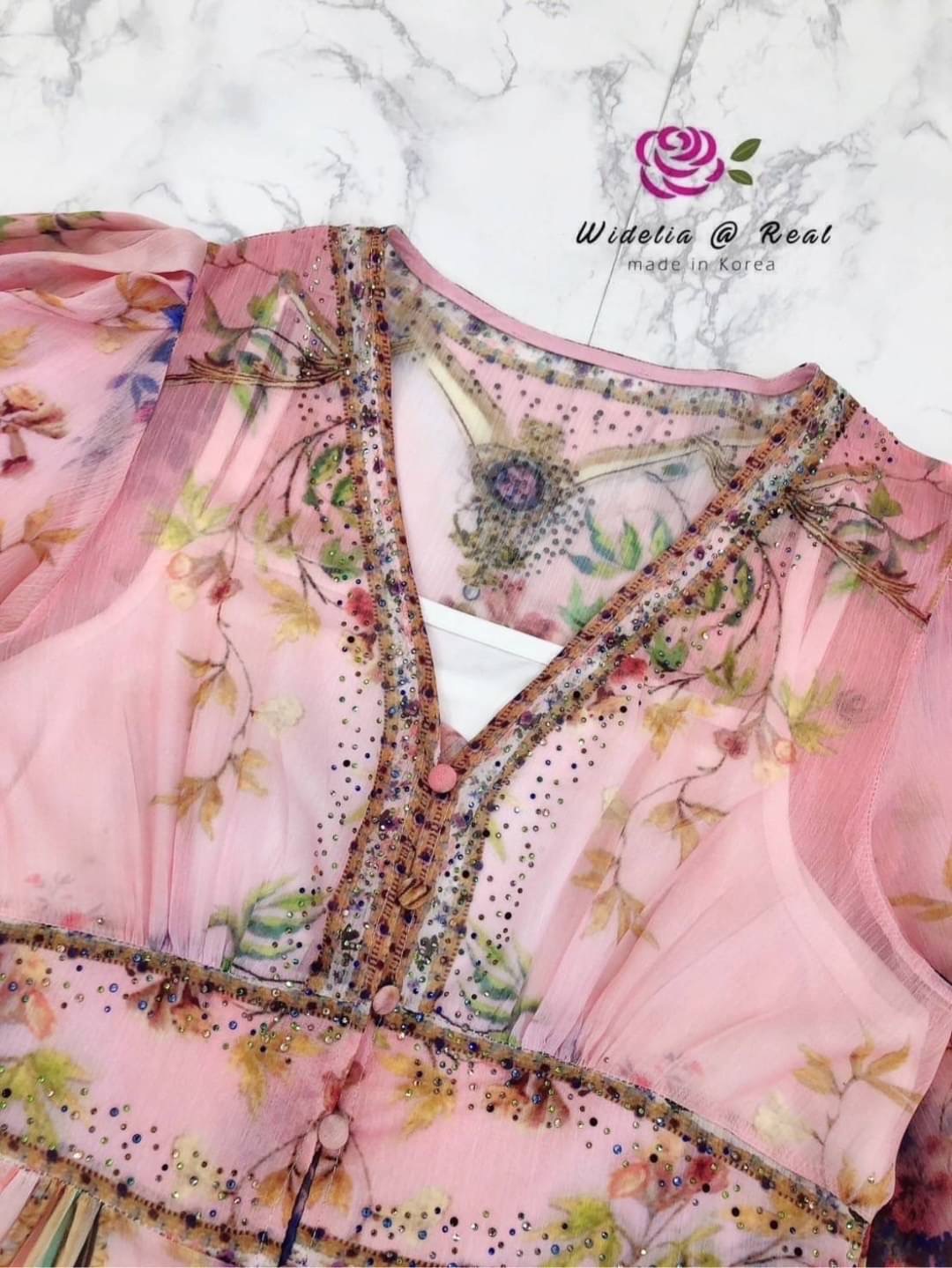 Dress :: เดรสสั้นตัวสวยทรงดี ท่อนแขนยาวเป็นทรงสวย ตัวเดรสมาในผ้าเนื้อสวย ท่อนล่างทรงเอบานพริ้วสวย สินค้าคุณภาพ (พร้อมส่ง)