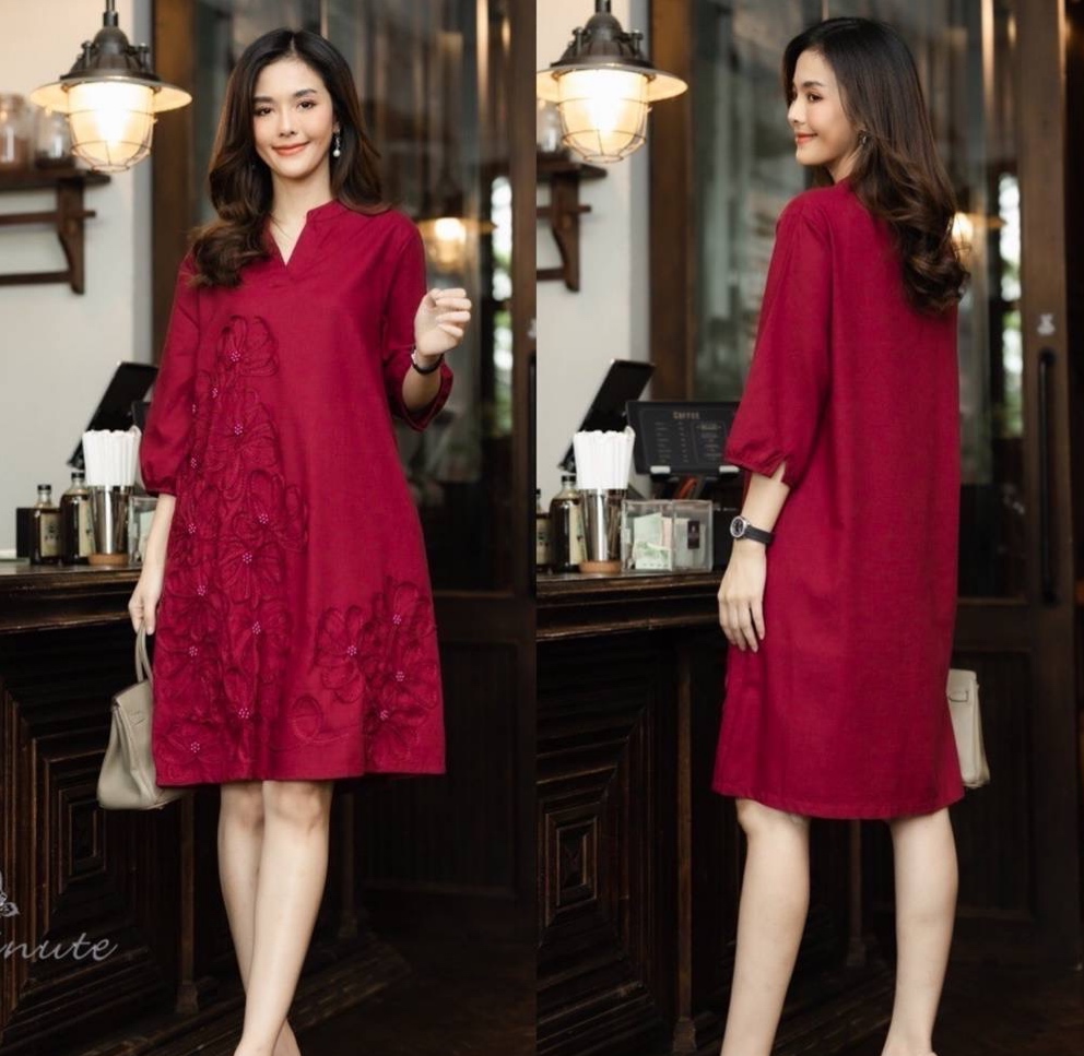 เดรสผ้าฝ้ายลินินเกาหลีทรงเอ มีกระเป๋าซ่อน แต่งด้วยผ้าชิ้นจับวางให้เป็นลวดลายดอกไม้ ตอกมุกสีเดียวกับชุดลงไป ใส่สบาย : สินค้าคุณภาพ (พร้อมส่ง)