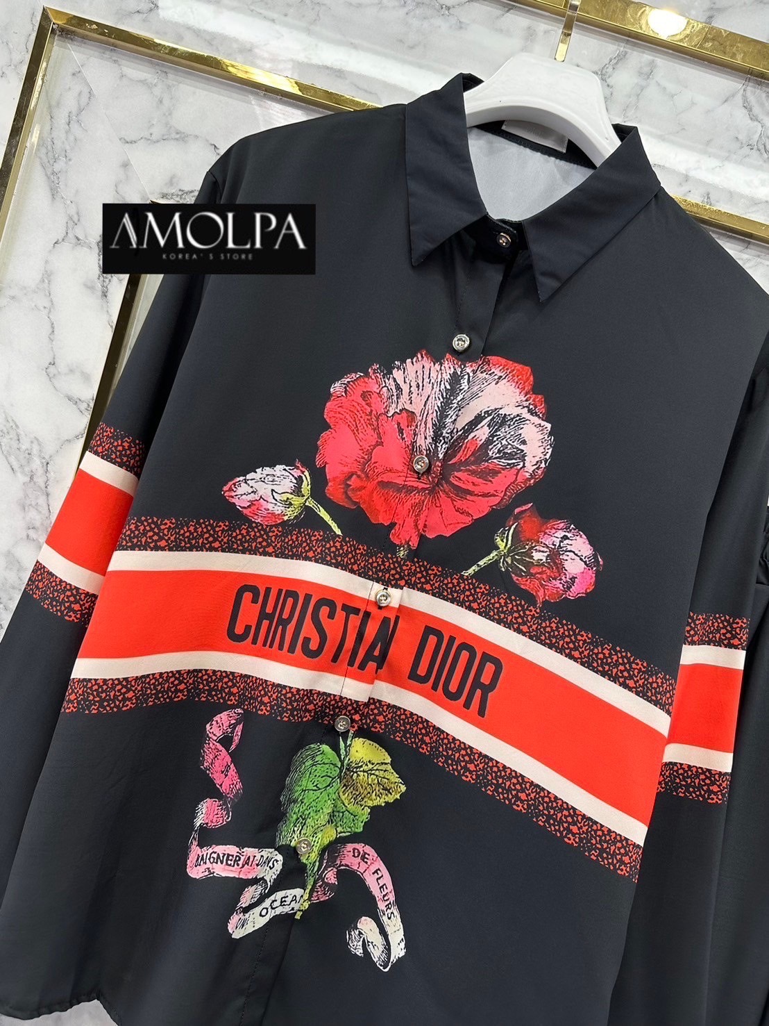 SET PAJAMAS DIOR งานใหม่ ตัวเสื้อเป็นเชิ้ต DIOR. เด่นเป็นสง่า มาพร้อม กางเกงขายาว ใส่เข้ากันลงตัว สินค้าคุณภาพ (พร้อมส่ง)