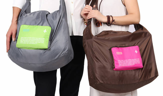 DINIWELL กระเป๋าเดินทางพับเก็บได้ สะพายพาดลำตัวได้ ปรับสายสะพายได้ เสียบที่จับของกระเป๋าเดินทางได้ ผลิตจากโพลีเอสเตอร์กันน้ำ มีซิปรูดตอนพับเก็บ