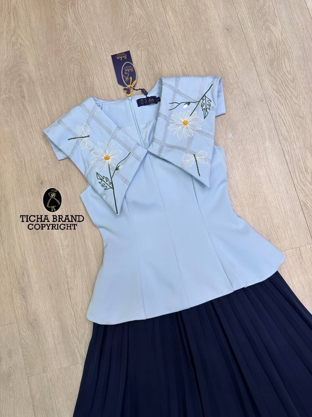 Set 2ชิ้น เสื้อแขนกุดสีฟ้าคอปก อกเย็บเสริมฟองน้ำ มีซิปหลัง ทรงเข้ารูปสวย มาคู่กับกระโปรงสีกรมอัดพรีทคุมเข่า (ซิปข้าง) ใส่สบาย สินค้าคุณภาพ (พร้อมส่ง)