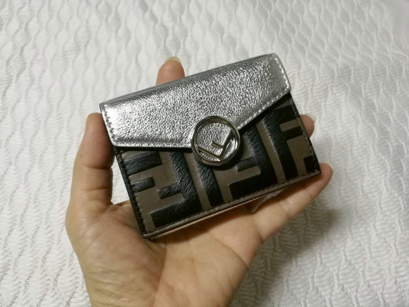 กระเป๋าสตางค์ FENDI MICRO F IS FENDI TRIFOLD WALLET