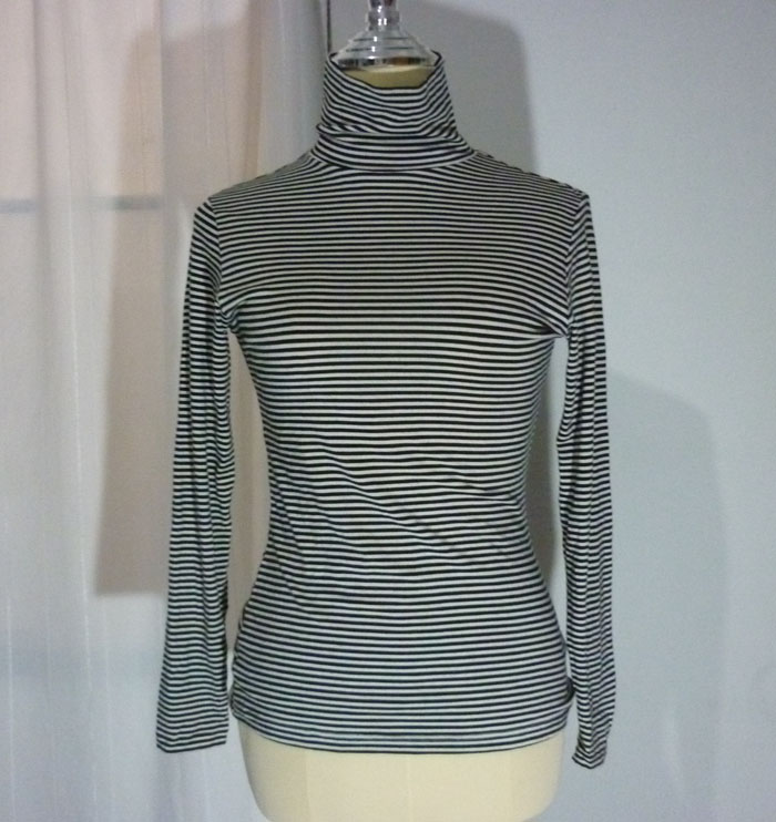 เสื้อฮีทเทคหญิง ลายขาวดำ Uniqlo heattech Sz M