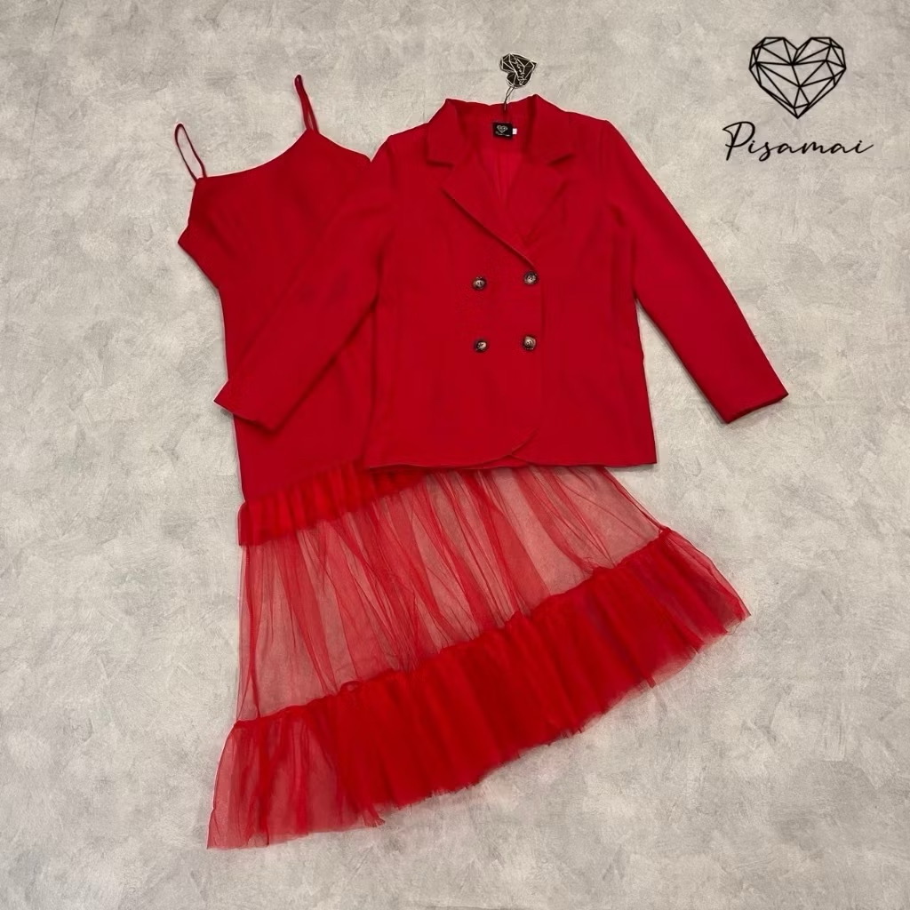 เซ็ตสายเดี่ยวสีแดง แต่งระบายซีทรูยาวอลังด้านล่าง มาคู่กับเบเซอร์oversize คัทติ้งเป๊ะ ใส่สบาย : สินค้าคุณภาพ (พร้อมส่ง)
