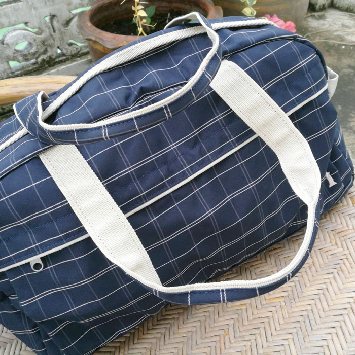 กระเป๋าเสื้อผ้า EASTBOY ขนาดกลางๆ กำลังสวย