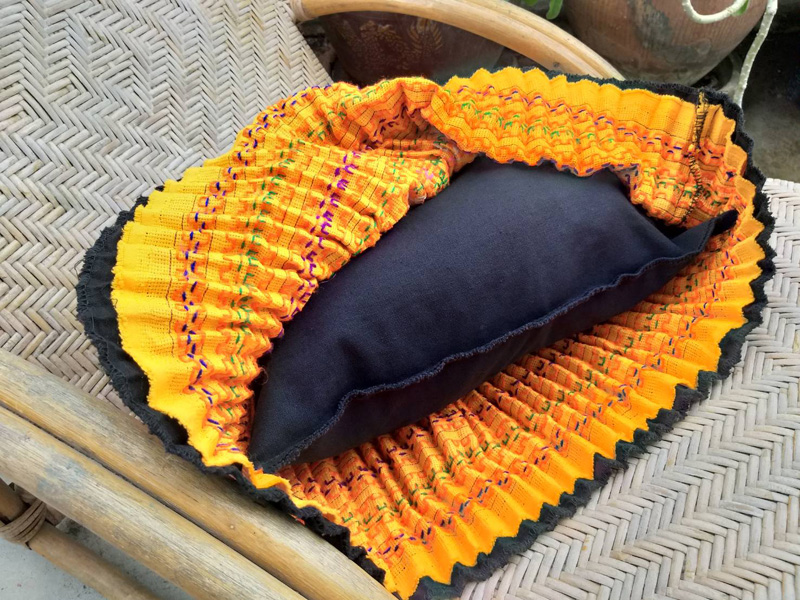 กระเป๋าสะพายผ้าชาวเขาปักมือ