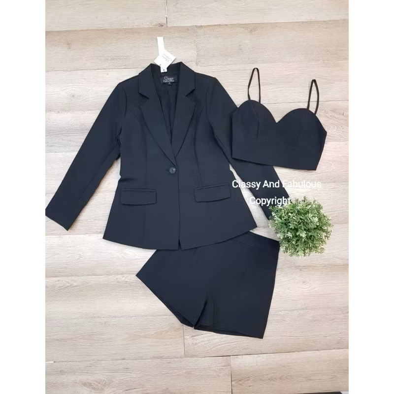 set sutiขาสั้น เสื้อสูทนอกคอสูทแขนยาว มีกระเป๋าล้วงได้จริงทั้ง2ข้าง มีเสื้อครอปสายเดียวไม่เอวลอยพอดีขอบกางเกง มาพร้อมกางเกงขาสั้น ใส่สบาย : สินค้าคุณภาพ (พร้อมส่ง)