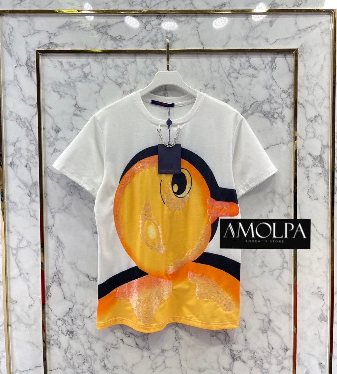 เสื้อยืด LV. สร้อยห้อยที่คอ น้องดั๊กติด เลื่อม สวยเด่น ลายใหม่ชนช๊อปป ใส่สบาย : สินค้าคุณภาพ (พร้อมส่ง)