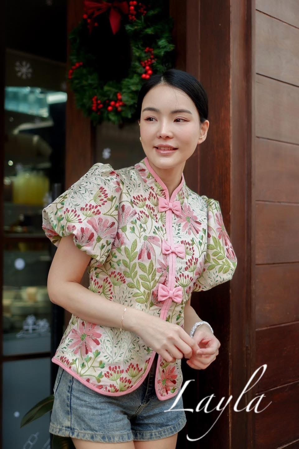 เสื้อกี่เพ้าผ้าทอลายดอกไม้สวยๆ เนื้อผ้าดีมาก เป็นทรงสวย ทรงเข้ารูปน่ารัก กุ้นขอบสีชมพู แต่งโบว์น่ารักๆ ใส่สบาย : สินค้าคุณภาพ (พร้อมส่ง)