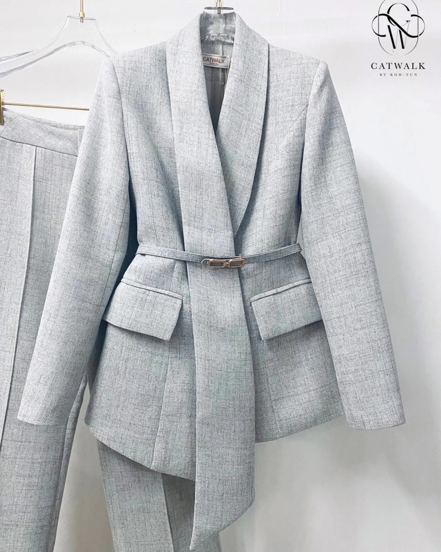 Set BLAZER เกรดพรีเมี่ยม เนื้อผ้าเกรดเอ ผ้าสั่งทอลายในตัว สวย ดูคลาสสิกมาก ตัวBLAZER เป็นทรงเข้ารูป ช่วงปกดีไซน์ออกมาดูเก๋สุดๆ มีเข็มขัดหัวทองคาด+กางเกงทรงขากระบอก ใส่สบาย : สินค้าคุณภาพ(พร้อมส่ง)
