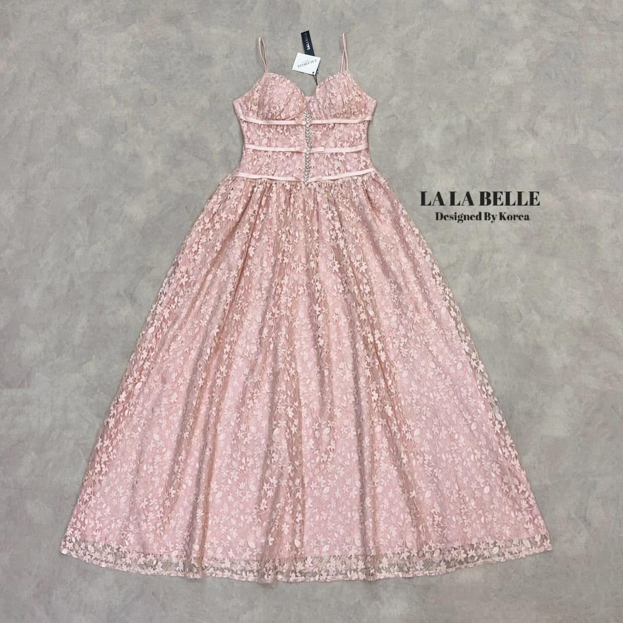 แมกซี่เดรสลูกไม้รุ่นฮอตลายดอกไม้เล็กๆทรงสายเดี่ยวอกหัวใจให้ ช่วงอกเสริมฟองน้ำจับจีบแต่งริบบิ้นโบว์พร้อมสายเพชรด้านหน้าชุดเข้ารูปเข้าทรงกระโปรงยาวจับจีบแน่นๆมีซับในถึงปลายชุด ใส่สบาย : สินค้าคุณภาพ (พร้อมส่ง)