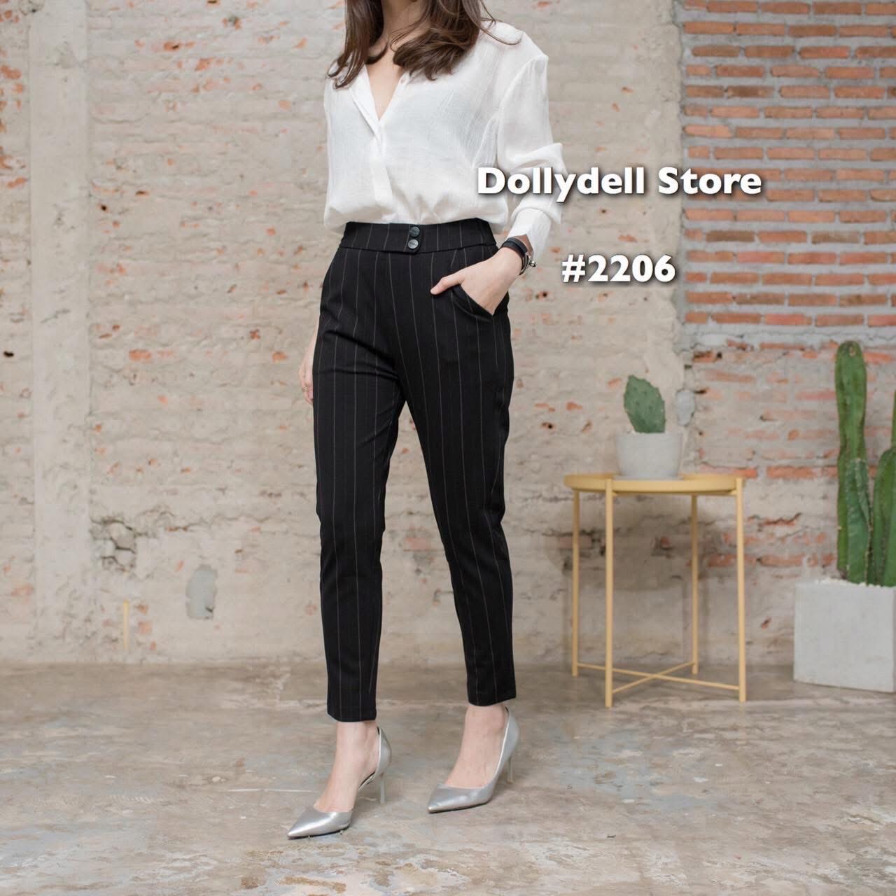 กางเกงเอวด้านหลังเป็นสม๊อคยืดได้ แต่งกระดุมหลอกช่วงเอวด้านหน้า มีกระเป๋าจริงเนื้อผ้าคุณภาพดี ใส่สบาย : สินค้าคุณภาพ (พร้อมส่ง)