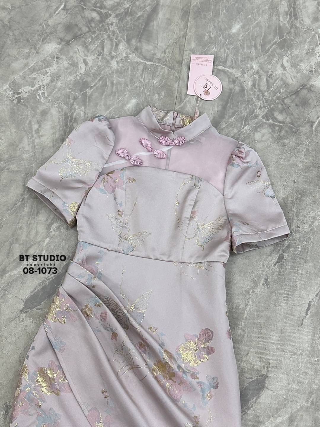 เดรสสั้นกี่เพ้าสีฟ้าละมุล น่ารักมากคร้าา ช่วงคอแต่งสไตล์จีนติดกระดุมไล่เรียงเฉียงข้าง ตัดแต่งซีทรูช่วงบนอก งานผ้าทอลายดิ้นสีทองงานสวยเนื้อผ้าดี คัตติ๊งเป๊ะ มีซับในซิปหลัง ใส่สบาย : สินค้าคุณภาพ (พร้อมส่ง)