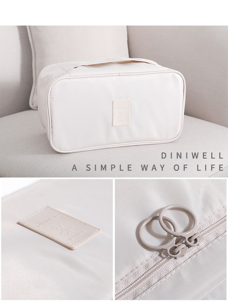 กระเป๋าใส่ชุดชั้นใน กางเกงชั้นใน มีกระเป๋าแยกเก็บ ผลิตจากโพลีเอสเตอร์กันน้ำ มีให้เลือก 9 ลาย