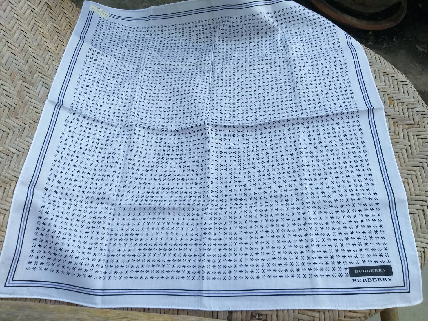 ผ้าเช็ดหน้าแบรนด์เนม BURBERRY