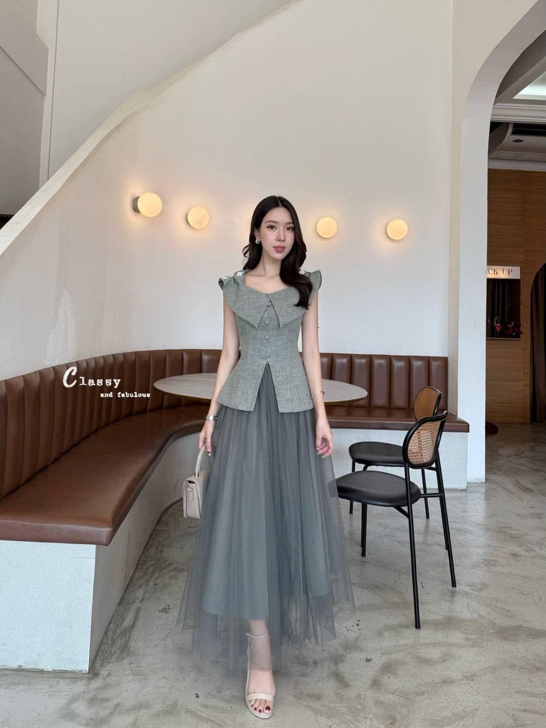 Set เสื้อผ้าทวิต designเก๋ม่ก คอปกทรงคอตัววี มีเพชรที่ไหล่ และทรงเสื้อผ่าหน้าตรงปลายเสื้อเล็กน้อย+ กระโปรงยาวทรงสวยมากๆ ชุดนี้ดูแพง classy สุดๆค่ะ ใส่สบาย : สินค้าคุณภาพ (พร้อมส่ง)