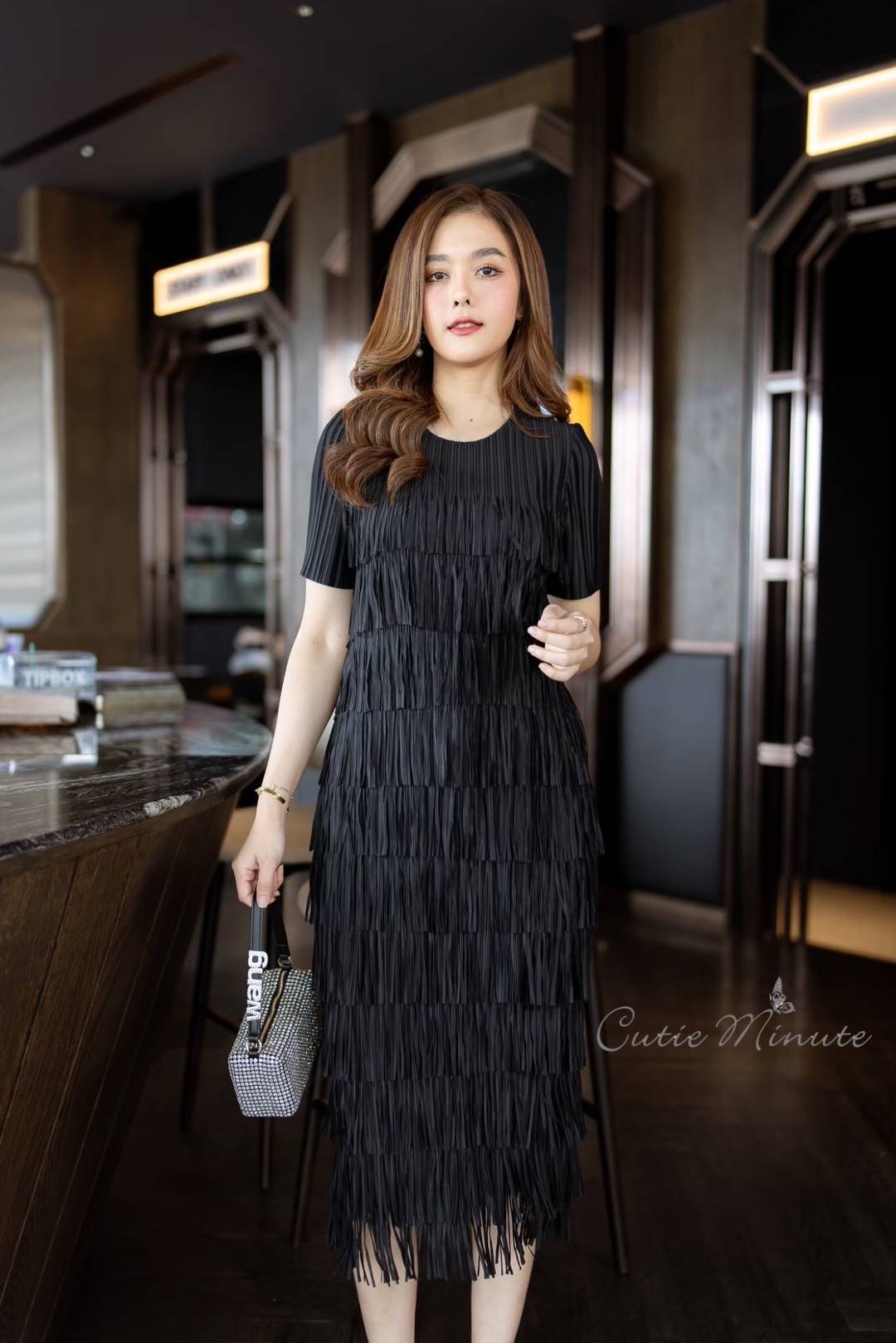 เดรสผ้าอัดพลีท Premium งานแต่งดีเทลด้วยพู่เป็นชั้นๆ ผ้ายืดหยุ่นได้ทั้งตัว ทรงชุดเข้ารูป ใส่สบาย : สินค้าคุณภาพ (พร้อมส่ง)