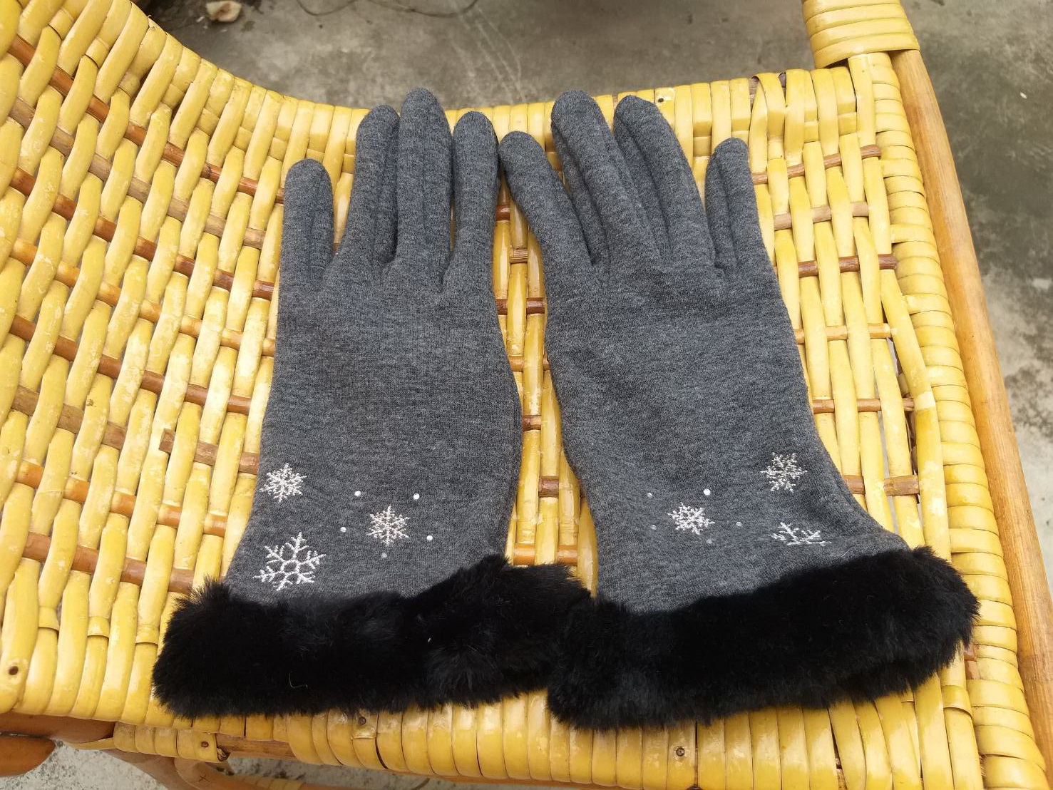 ถุงมือผ้าแต่งเฟอร์ ใส่เล่นมือถือได้ (ของใหม่)