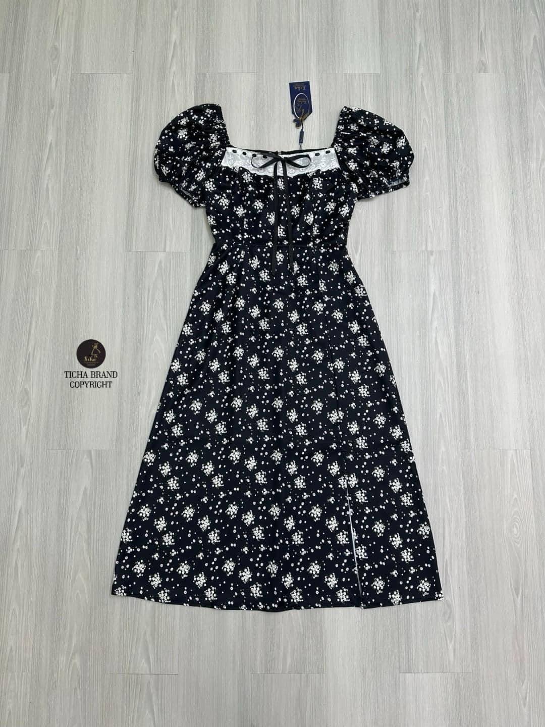 เดรสยาวสีดำแขนตุ๊กตางานผ้าพิมพ์ลายดอกไม้ทั้งตัว อกแต่งกุ๊นลูกไม้ขาวฉลุและริบบิ้นผูกโบว์ ใส่สบาย : สินค้าคุณภาพ (พร้อมส่ง)