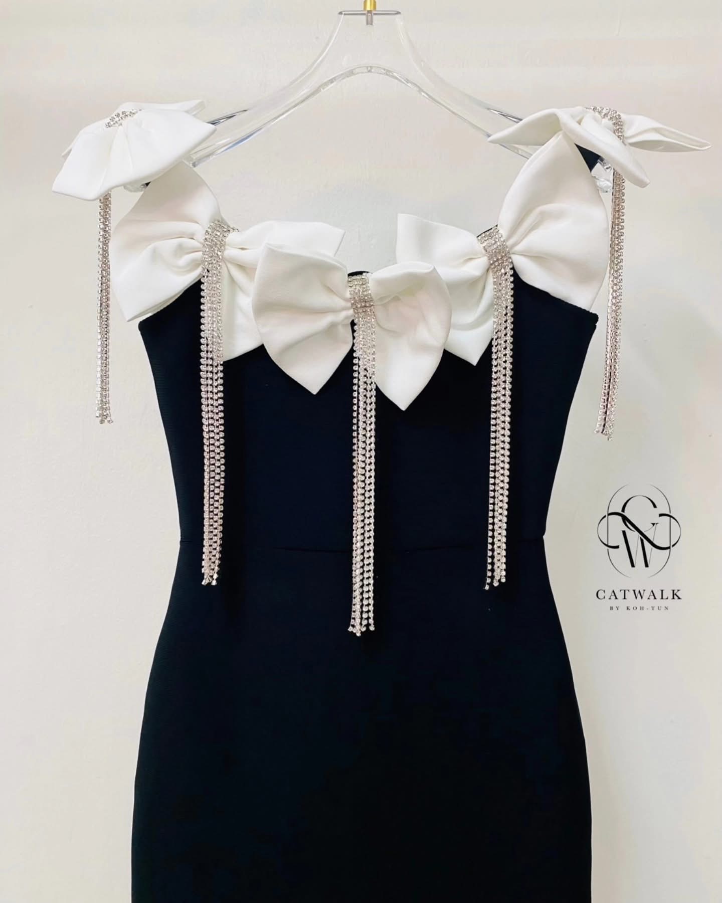 เดรสแต่งโบว์+สร้อยเพชร ตัวชุดเป็นผ้ายืดเนื้อหนาเก็บทรงสวย เพิ่มความหรูหราด้วยโบว์รอบไหล่ แต่งด้วยสร้อยเพชรตรงกลางโบว์ย้อยระย้าสวยมาก ใส่สบาย : สินค้าคุณภาพ (พร้อมส่ง)