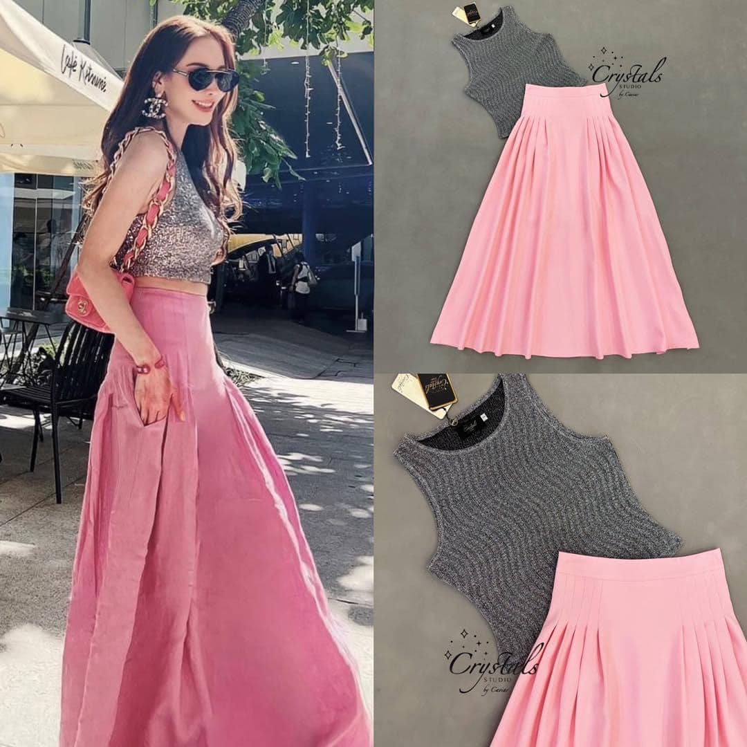 Set2ชิ้น เสื้อครอปแขนกุดดีไซน์น่ารัก ทอผสม ด้ายกลิตเตอร์แบบวิ้งๆ แมทช์กับ กระโปรงบานเอวสูง ช่วงสะโพกเย็บจับจีบถี่ มีความเรียบหรู . สินค้าคุณภาพ (พร้อมส่ง)