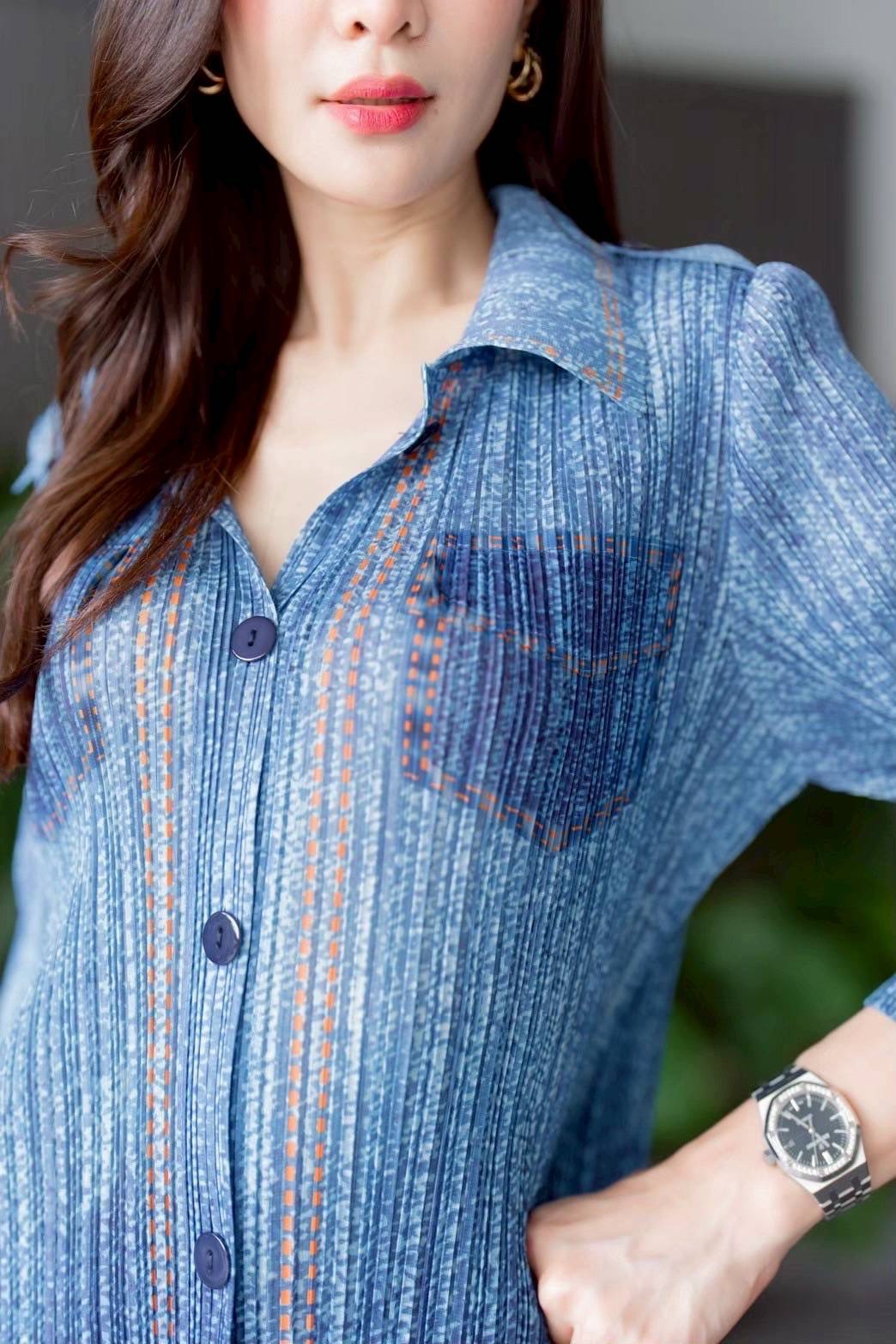 เดรสคลุมเข่า ทรงคอปก แขนสั้น แพทเทิร์นอัดพลีทเข้าเคิร์ฟ ทรงสวย Premium 👍🏻 พิมพ์ลายยีนส์ ทั้งตัว ดีเทลแน่นๆ ใส่สบาย : สินค้าคุณภาพ (พร้อมส่ง)