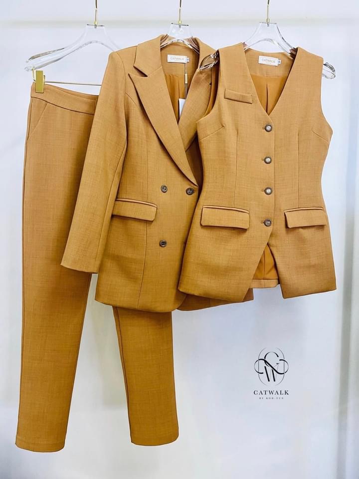 เซตBLAZER3ชิ้น ตัว BLAZER เป็นทรงเข้ารูป +เสื้อกั๊กครอปแขนกุด ทรงเข้ารูปคอวีใส่ไว้ด้านใน+กางเกงทรงขากระบอกเล็ก งานผ้าเกรดเอ เนื้อผ้ามีลายทอในตัว ใส่สบาย สินค้าคุณภาพ (พร้อมส่ง)