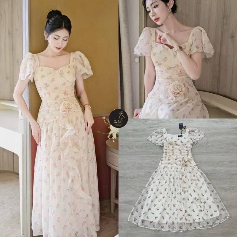 Maxi เดรส แขนกระดริ่ง ช่วงตัวแต่งจับจีบ กระโปรงแต่งระบายบานออก พริ้วๆ งานเนื้อผ้าพิมพ์ลายดอกไม้สวยงาม ตัดชับในสีขาว อกเสริมฟองน้ำ ซิปหบังช่อน มาพร้อม เข้มกลัดดอกไม้3Dติดช่วงเอว ใส่สบาย : สินค้าคุณภาพ (พร้อมส่ง)