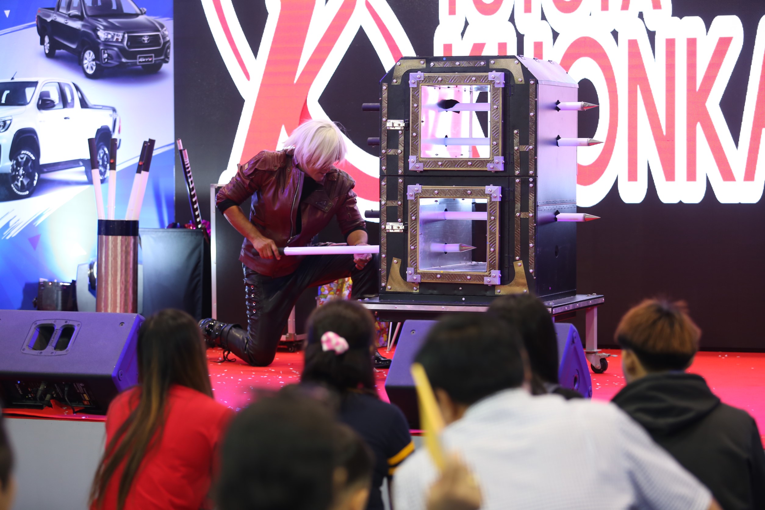 มายากล นักมายากล การแสดง โชว์ Magic Show "งาน HILUX REVO FESTIVAL 2019" 05/07/2562