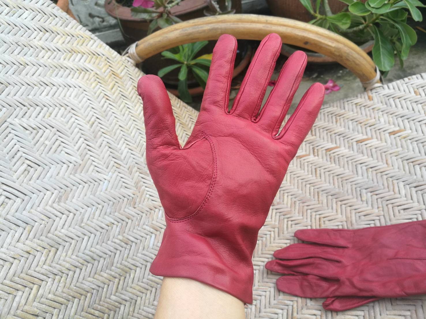 ถุงมือหนังแท้ สีแดง สวยมาก