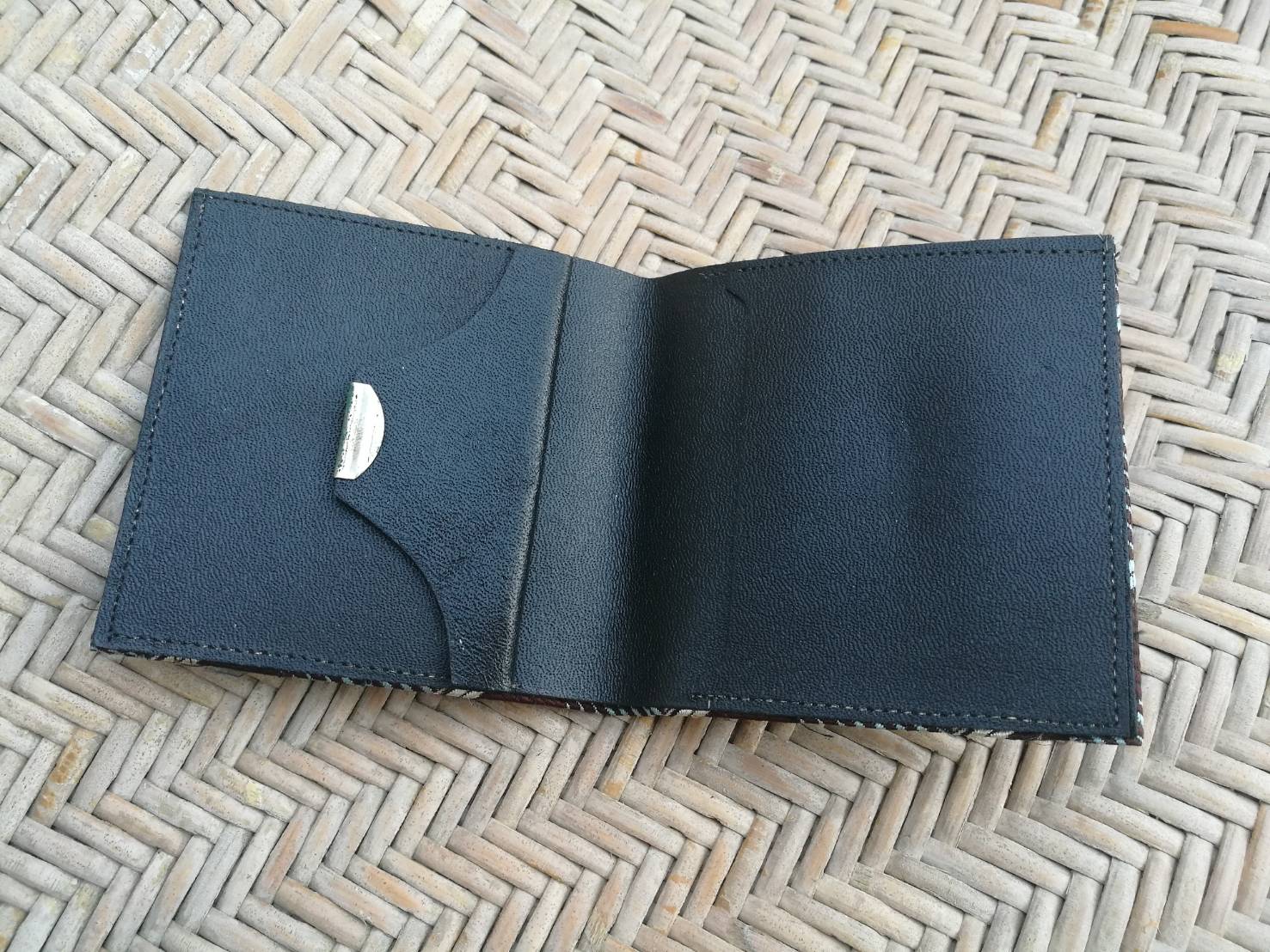 กระเป๋าสตางค์ผู้ชาย ใบเล็กๆ (ของใหม่)