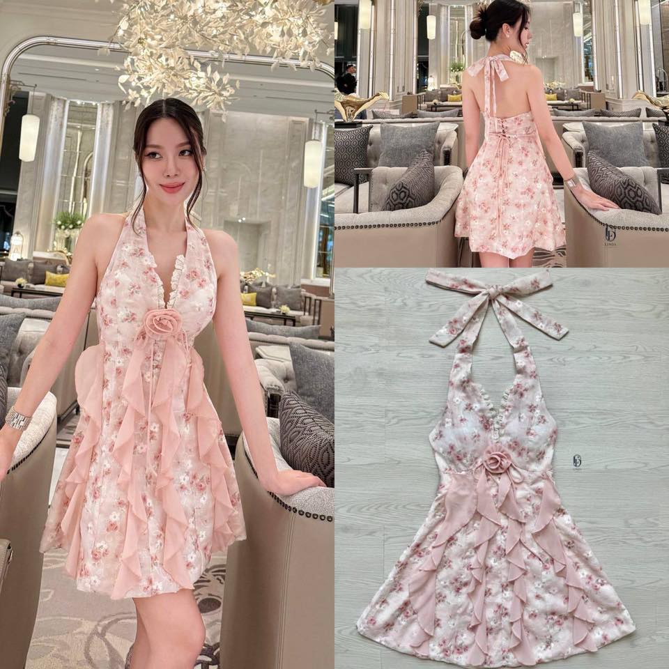 เดรสสายคล้องคอผ้าลายดอกโทนพาสเทล-ขาว ดีไซน์ทรงเอ เพิ่มลูกเล่นด้วยระบายผ้าชีฟองสีพาสเทล เรียงแนวตั้ง และดอกไม้ผ้าประดับกลางอก ใส่สบาย : สินค้าคุณภาพ (พร้อมส่ง)