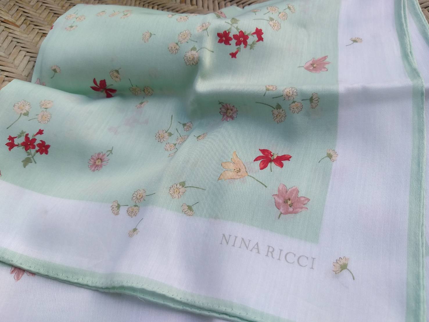 ผ้าเช็ดหน้า NINA RICCI ผืนใหญ่ ผ้านุ่มมาก สวยมาก
