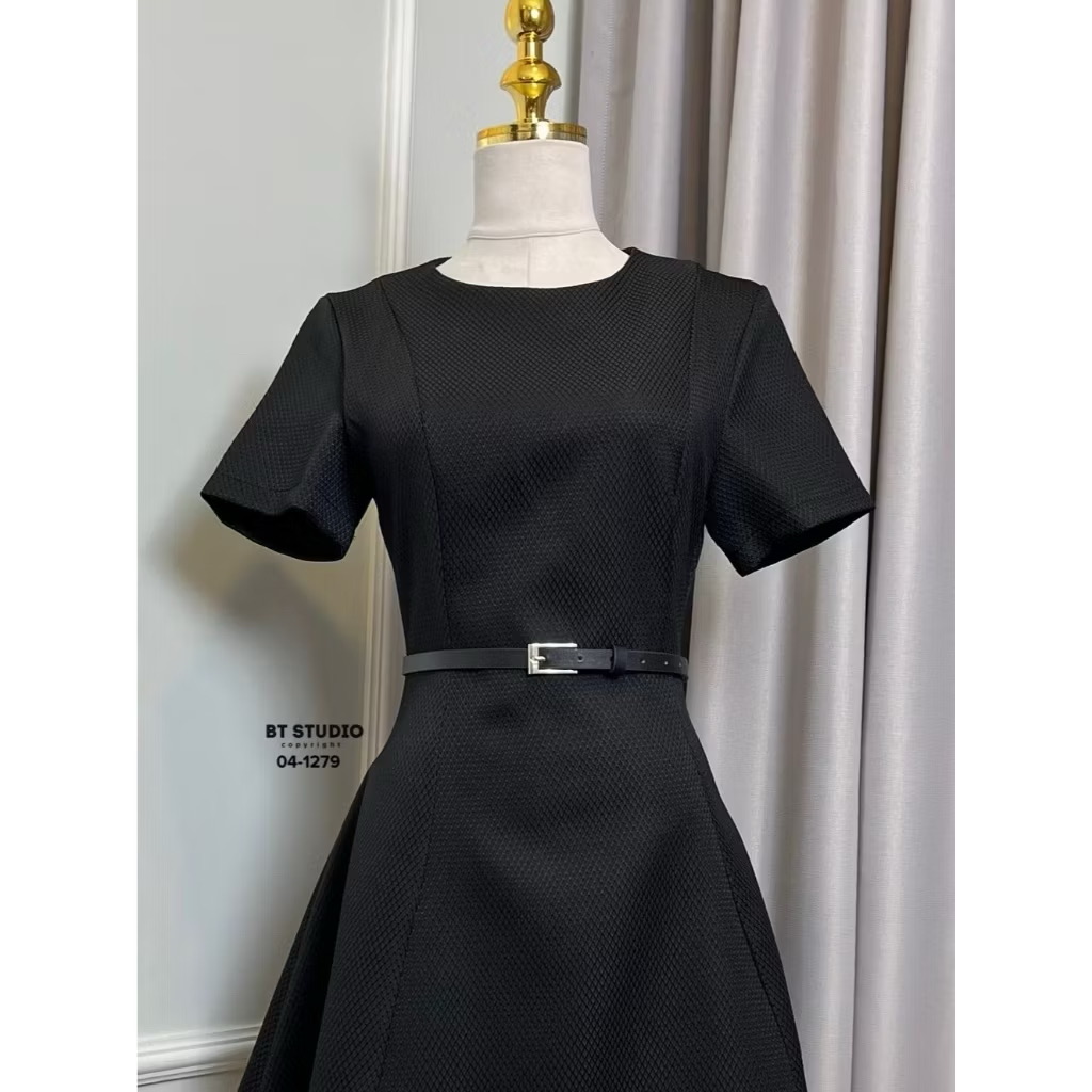 เดรสสั้นแขนสั้นคอกลม กระโปรงบานออก มาพร้อมเข็มขัดเส้นเล็กสีขาว งานเนื้อผ้าสวยมากมีลายในตัว มีซับในจ้า ใส่สบาย : สินค้าคุณภาพ (พร้อมส่ง)