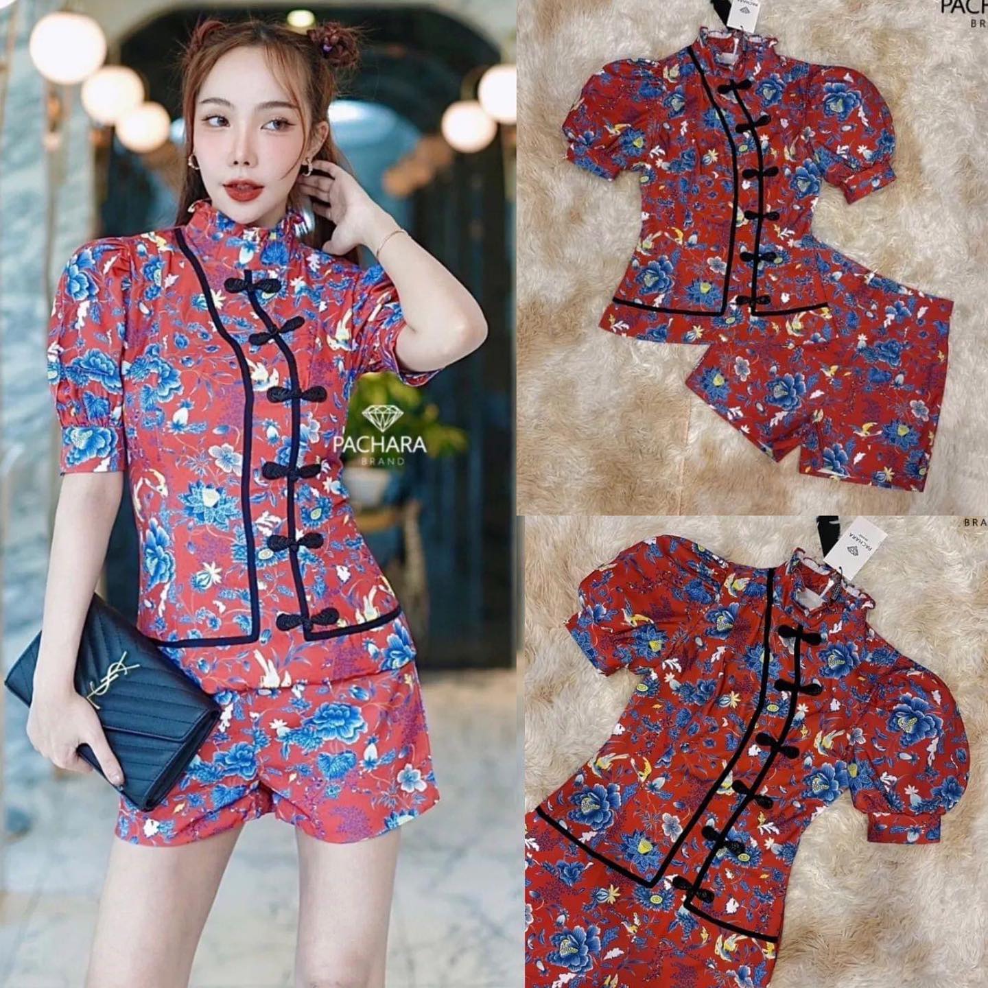 ซ็ต 2 ชิ้น เสื้อคอจีนแขนตุ๊กตาสีแดง เนื้อผ้าหนาพิมพ์ลายดอกไม้ทั้งชุด แต่งกระดุม ผ้าสีดำด้านหน้า แมทช์คู่กับกางเกงขาสั้นเอวสูง งานซิปด้านหลัง มีซับในอัดกาวอย่างดี : สินค้าคุณภาพ (พร้อมส่ง)