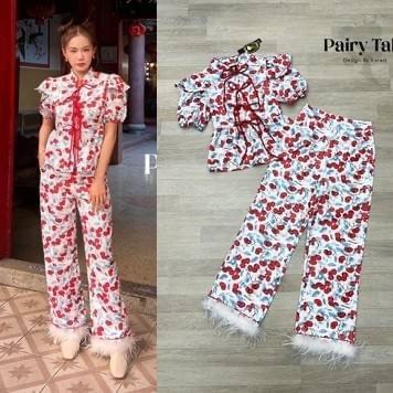 set เสื้อแขนจั้มแต่งปีกปกตั้งเชือกผูกโบว์หน้าคอจีน แมตกางขา9 ส่วนแต่งขนนกที่ปลายขาสีขาว พิมพ์ลายเชอรี่ ใส่สบาย : สินค้าคุณภาพ (พร้อมส่ง)