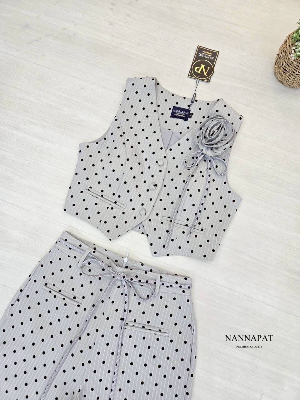Set เสื้อทรงเก๋ ดอกไม้สามารถถอดได้นะค กางเกงก็ทรงสวยสับมาก พร้อมเชือกผูกเอวเกร๋ๆ ใส่สบาย : สินค้าคุณภาพ (พร้อมส่ง)