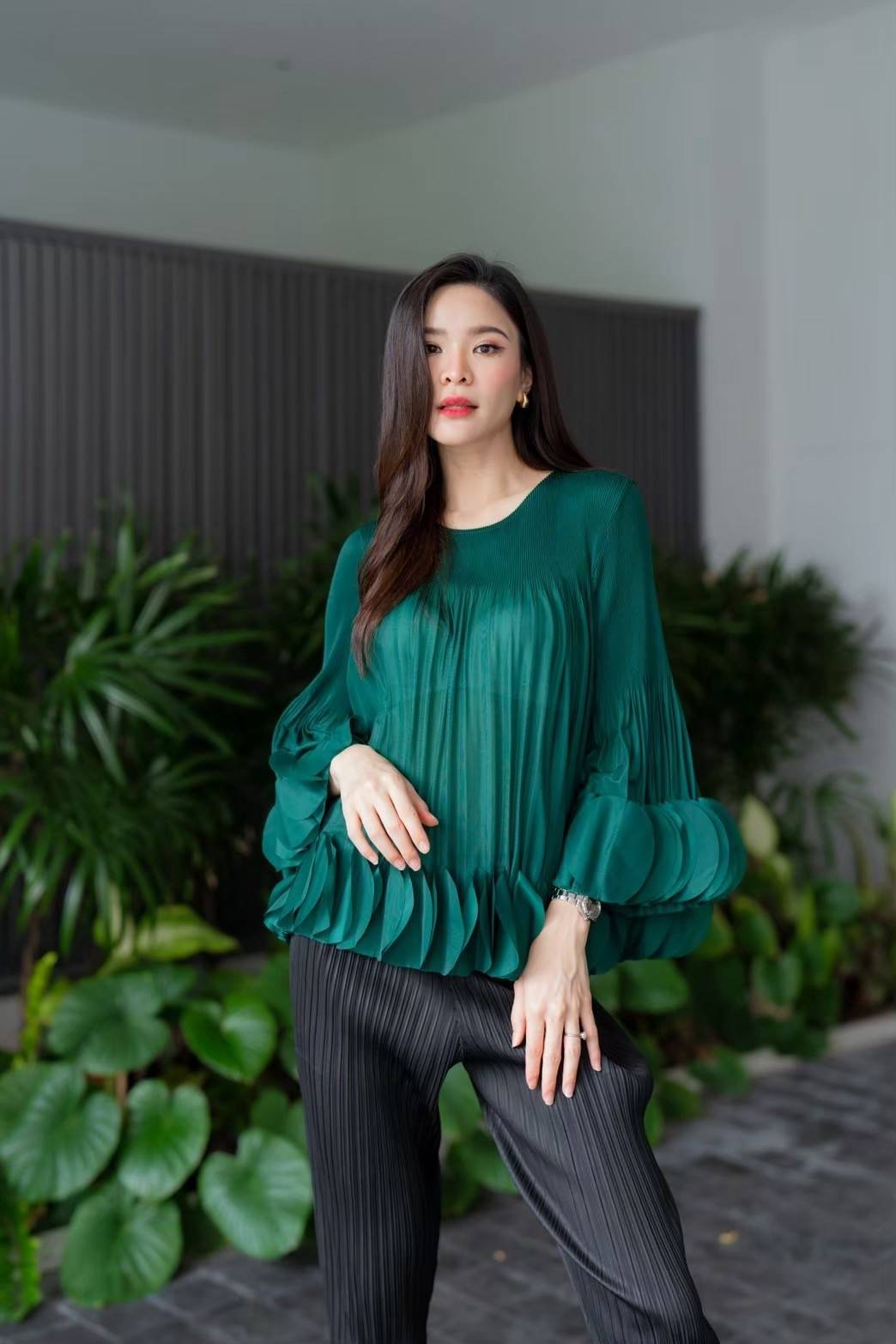 เสื้อคอกลม แขนยาว แบบมีการแต่งระบาย ด้วยการตัด เลเซอร์คัตวงกลมมาซ้อนเรียง ด้วยความประณีต ทำให้ขึ้นพุ่มทรงอย่าง สวยงาม ใส่สบาย : สินค้าคุณภาพ (พร้อมส่ง)