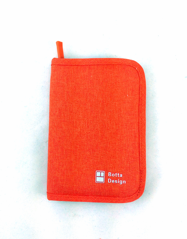 กระเป๋าใส่พาสปอร์ตสั้น กระเป๋าใส่หนังสือเดินทาง ขนาดกะทัดรัด ช่องเยอะ ใส่เอกสารสำคัญ ธนบัตร บัตรต่าง ๆ พกพาสะดวก ผลิตจากโพลีเอสเตอร์กันน้ำ คุณภาพดี