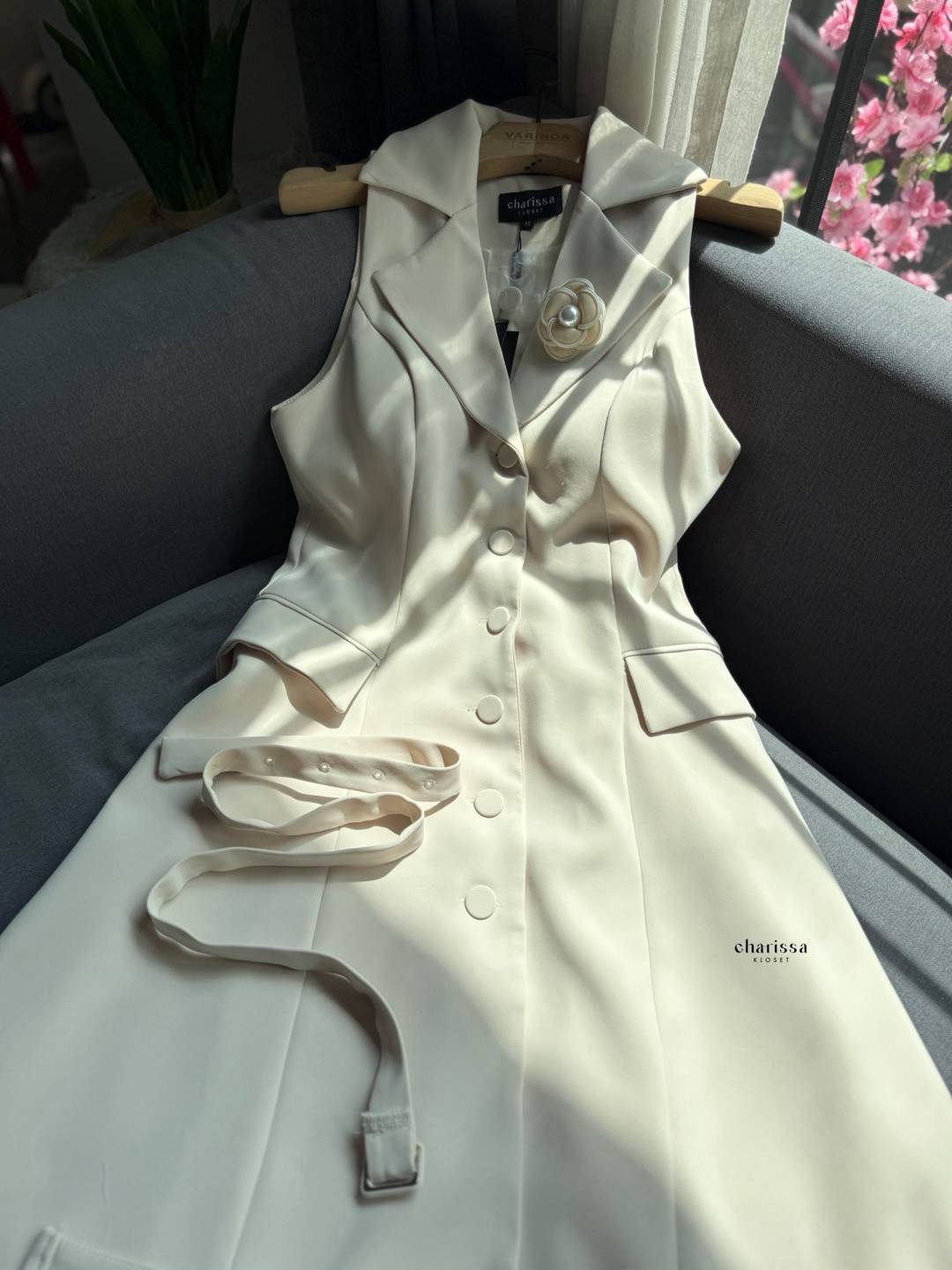 เดรสสูทแขนกุดทรงปกใหญ่ ใส่ออกมาดูผอมเข้ารูปมาก กระดุมจริงด้านหน้า รุ่นนี้น้องมีซับในทั้งชุด แถมฟรีเข็มขัด ใส่สบาย : สินค้าคุณภาพ (พร้อมส่ง)