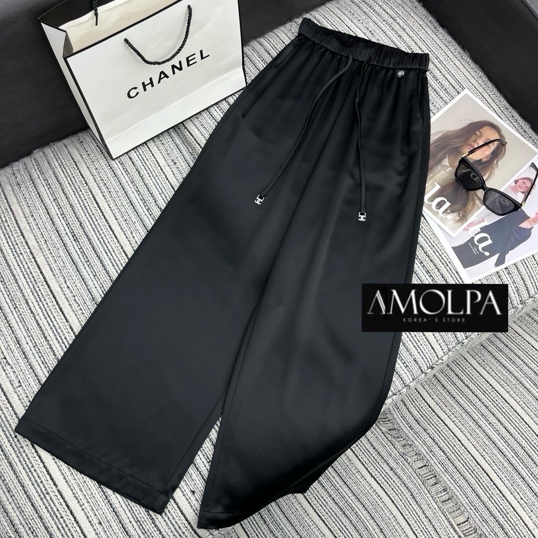 SET CC PAJAMAS SILK 2024SS ส๊วยยม๊ากกก ตัวเสื้อเป็นเสื้อแชนสั้น ติด LOGO มาพร้อมกางเกงสุดแสนน่ารักเข้ากันได้ดี๊ . สินค้าคุณภาพ (พร้อมส่ง)