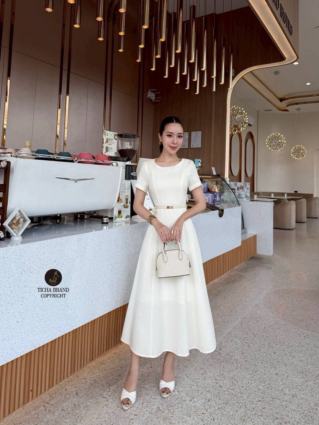 เดรสยาวคอกลมแขนสั้น สีครีม เนื้อผ้ามีเทคเจอร์ ตีเกร็ดหน้ายาวทั้งตัว ช่วงกระโปรงทรงพลิ้วยาว มาคู่เข็มขัดใส่รูดปรับเข้ารูปให้ทรงสวย(มีซิปหลัง) ใส่สบาย : สินค้าคุณภาพ (พร้อมส่ง)