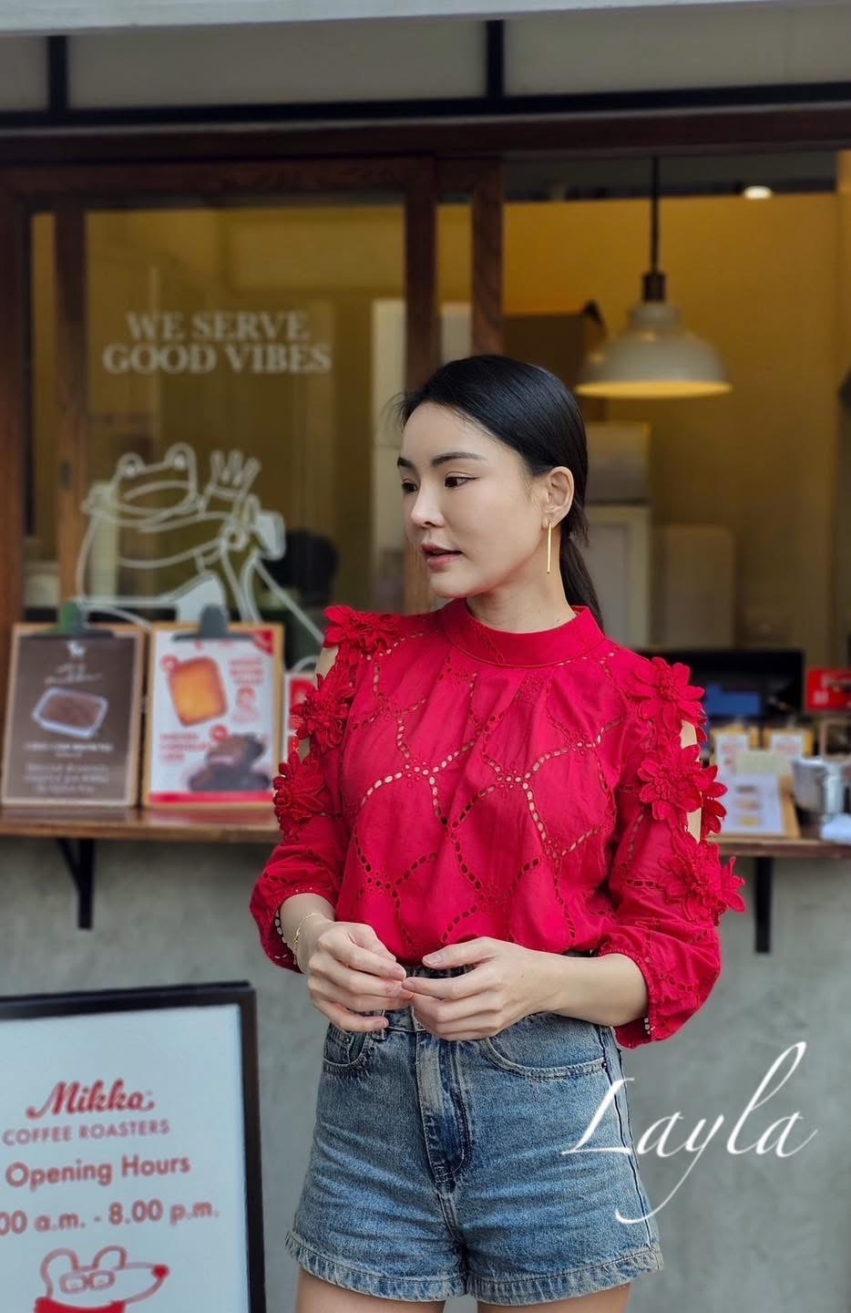 เสื้อคอตตอนฉลุเว้าไหล่ แต่งดอกไม้สวยๆ ทรงเอน่ารัก ใส่ปล่อยๆ ใส่สบาย : สินค้าคุณภาพ (พร้อมส่ง)