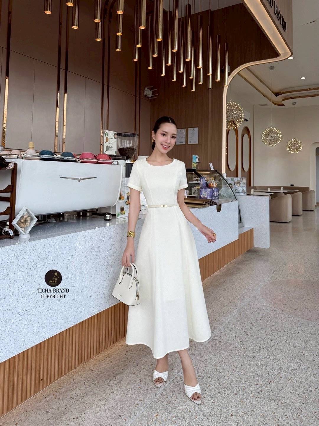 เดรสยาวคอกลมแขนสั้น สีครีม เนื้อผ้ามีเทคเจอร์ ตีเกร็ดหน้ายาวทั้งตัว ช่วงกระโปรงทรงพลิ้วยาว มาคู่เข็มขัดใส่รูดปรับเข้ารูปให้ทรงสวย(มีซิปหลัง) ใส่สบาย : สินค้าคุณภาพ (พร้อมส่ง)