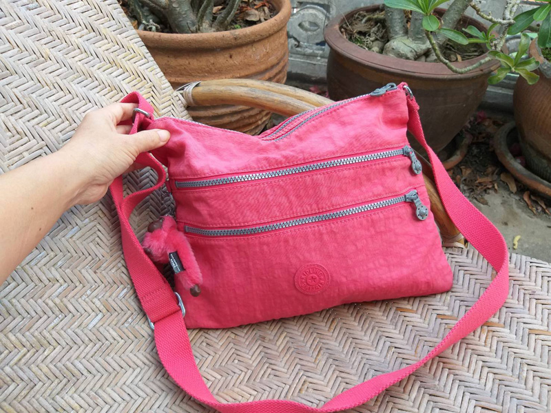 กระเป๋า Kipling ของแท้ สี Hot pink สวยมากกกก