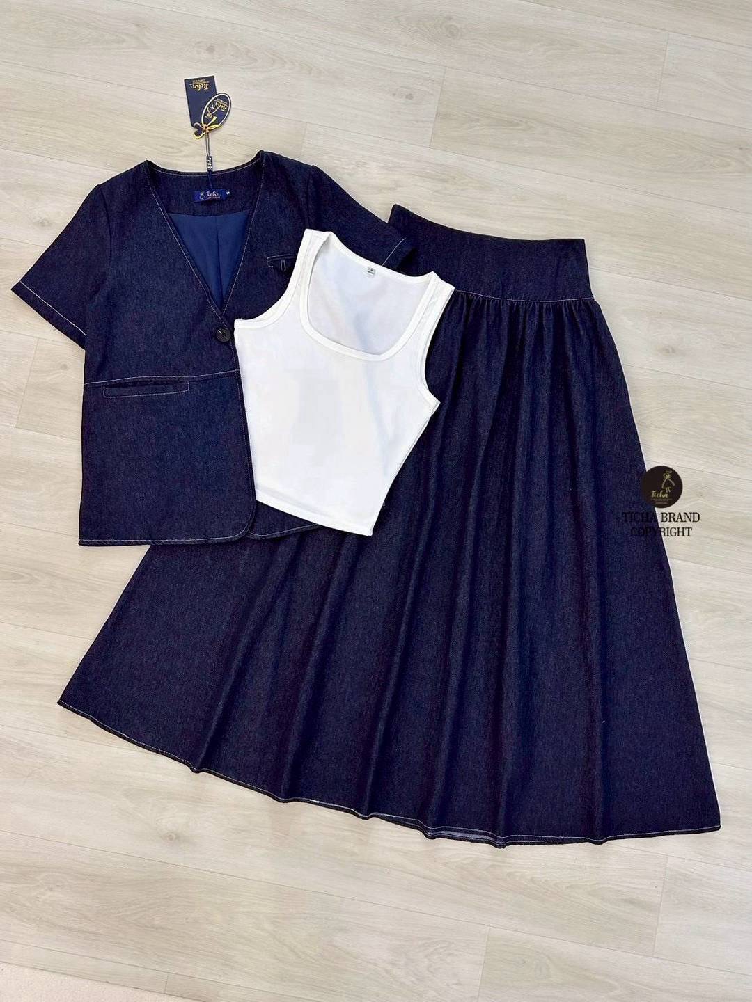 Set 3 สุดคุ้ม เสื้อเบลเซอร์คอวีแขนสั้นสีดำผ้ายีนส์เทียม ทรงโอเวอร์ไซส์มีกระดุมหน้า1เม็ด แต่งกระเป๋าหน้าใช้งานได้จริง ช่วงไหล่เสริมฟองน้ำ มาพร้อมเสื้อครอปแขนกุดสีขาวตัวใน ใส่แมทซ์กับกระโปรงยาวทรงบ ใส่สบาย : สินค้าคุณภาพ (พร้อมส่ง)