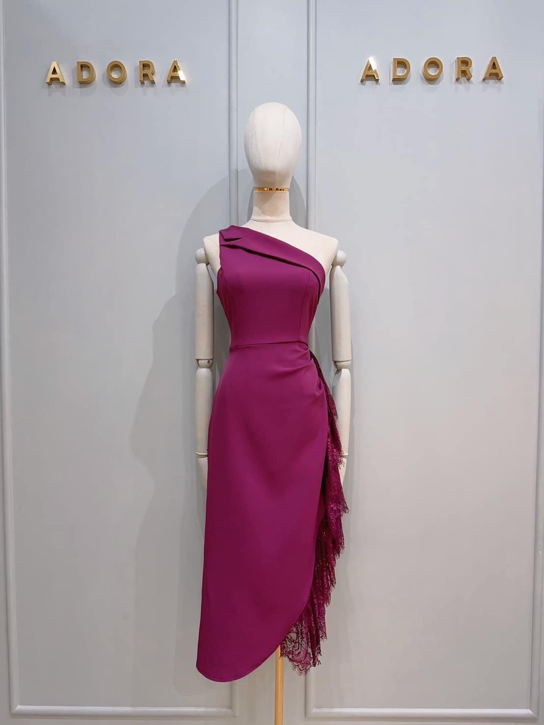 เดรสดีไซน์ไหล่เฉียง ช ตัวเดรส ใช้เนื้อผ้าเกรดพรีเมี่ยมทั้งตัว ดีไซน์กระโปรงทรง สอบตกแต่งระบายด้วยผ้าลูกไม้ไล่ระดับด้านข้าง งานมีซับใน ซิปหลัง ใส่สบาย : สินค้าคุณภาพ (พร้อมส่ง)