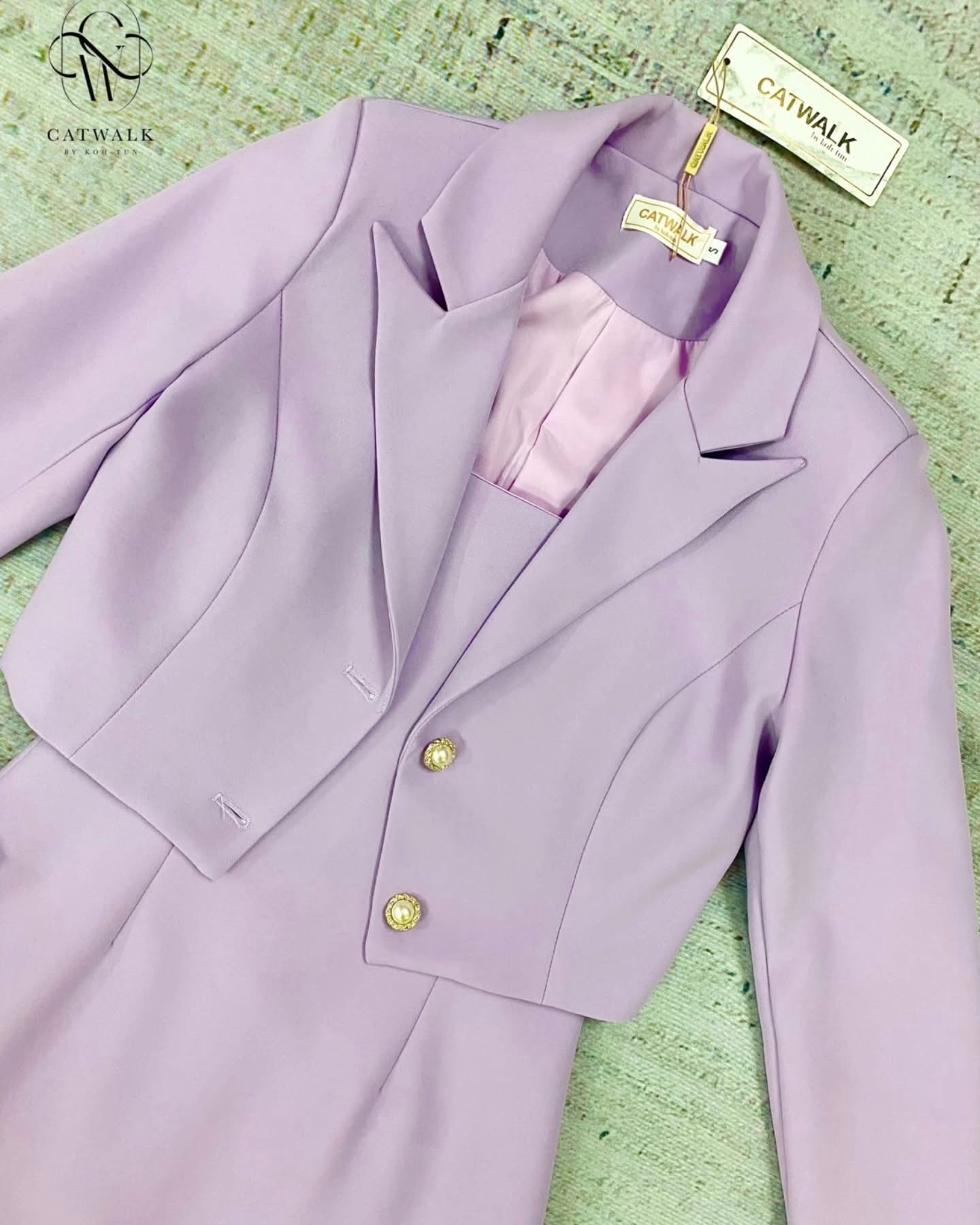 เซตเสื้อครอปสูท+เดรสสายเดี่ยวแต่งดอกไม้แซมด่วยขนนก เนื้อผ้าเกรดเอ ใส่สบาย : สินค้าคุณภาพ (พร้อมส่ง)