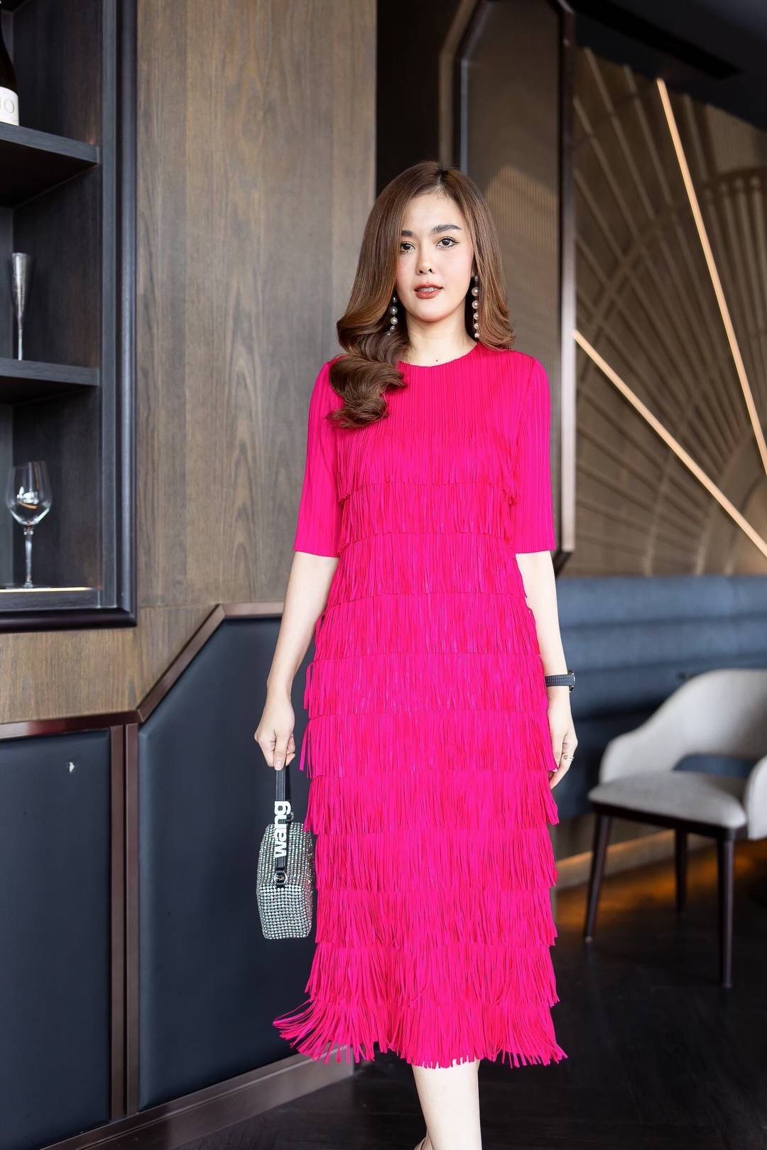 เดรสผ้าอัดพลีท Premium งานแต่งดีเทลด้วยพู่เป็นชั้นๆ ผ้ายืดหยุ่นได้ทั้งตัว ทรงชุดเข้ารูป ใส่สบาย : สินค้าคุณภาพ (พร้อมส่ง)